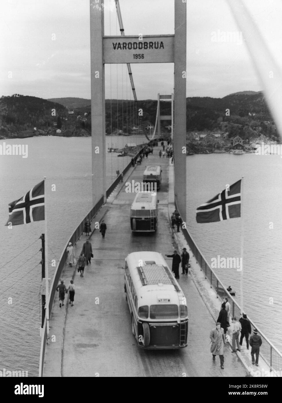 Kristiansand 195610 the largest in Northern Europe Opening of Varoddbrua at Kristiansand. The old Varoddbrua is a suspension bridge that goes over the outlet of the Topdalsfjord. The bridge is 618 meters long, and the largest span is 337 meters with free height 32 meters. The bridge has 8 buckles. The Varodd bridge was opened on October 20, 1956 and was toll -funded. It was Norway's longest suspension bridge until 1972. Photo: Current / NTB Stock Photo