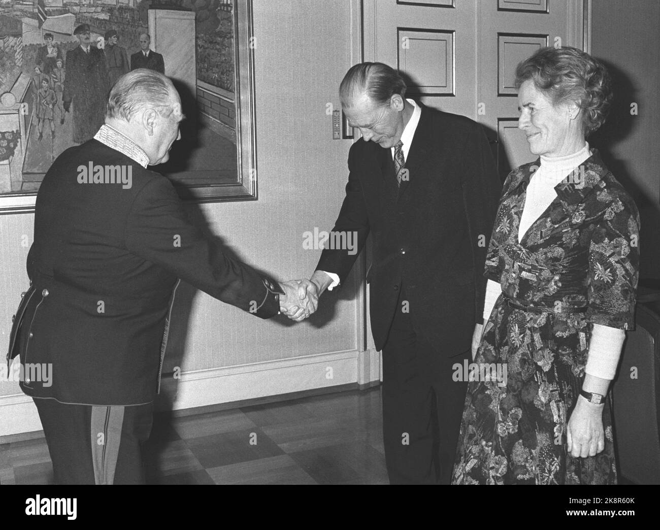 Oslo 19760115. The Government Nordli's first state visit to the Castle. King Olav greets Prime Minister Odvar Nordli following the new government's first minister at the Castle. By the Prime Minister's side, Justice Minister Inger Louise Valle. Photo: Oddvar Walle Jensen NTB / NTB Stock Photo