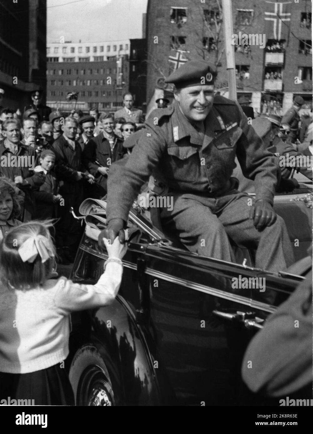 Oslo 19450513. The liberation: Crown Prince Olav receives a warm welcome when he returns to Norway. He was met by large crowds at the town hall square on arrival. Smiling Crown Prince Olav in an open car, greets a little girl. Ntb archive photo / ntb Stock Photo