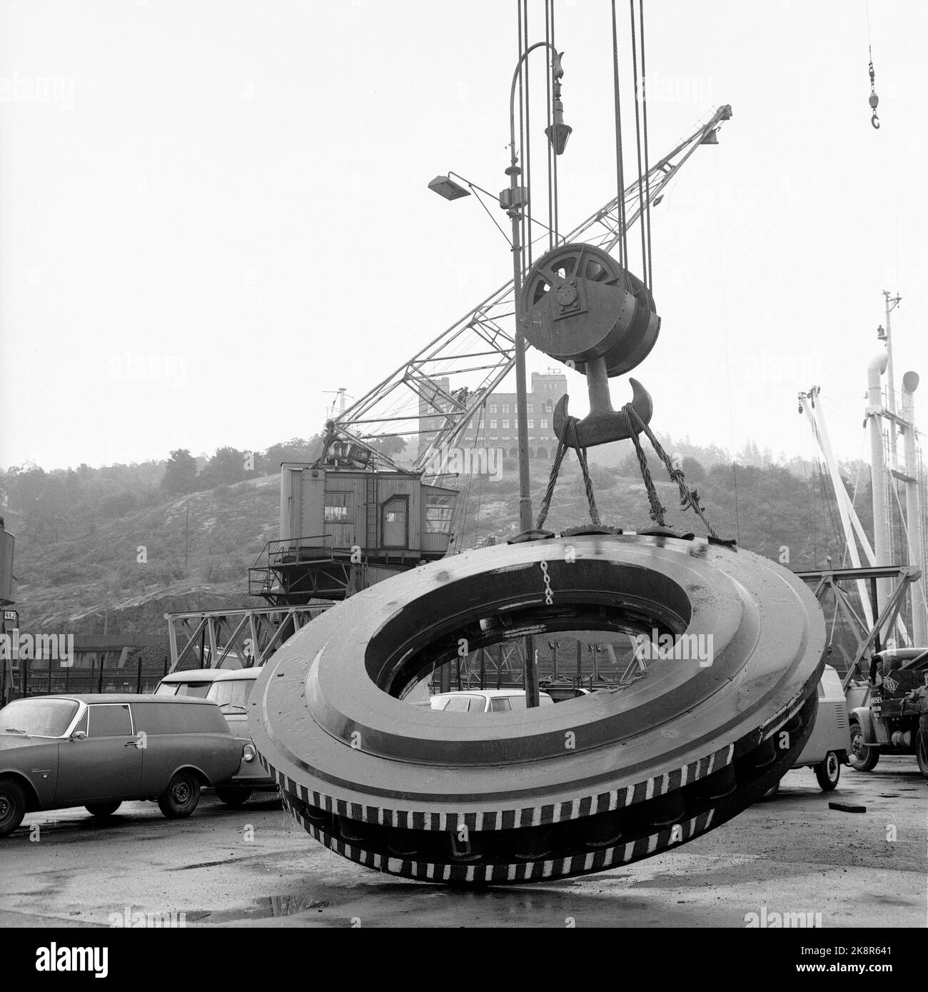 Work pictures loading and unloading with taps large metal ring hi-res