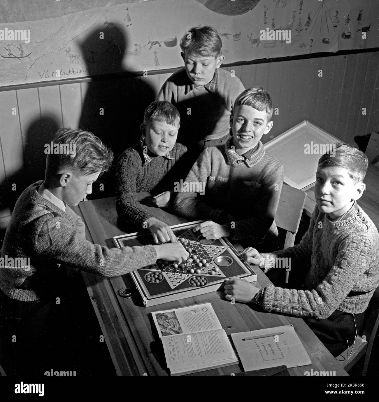 Oslo 19560317 Lecturer at school and more leisure time. Boys from Lilleborg school in Oslo do homework in the classroom. Here in a break where the boys play the game Chinese chess. Photo: Current / NTB Stock Photo