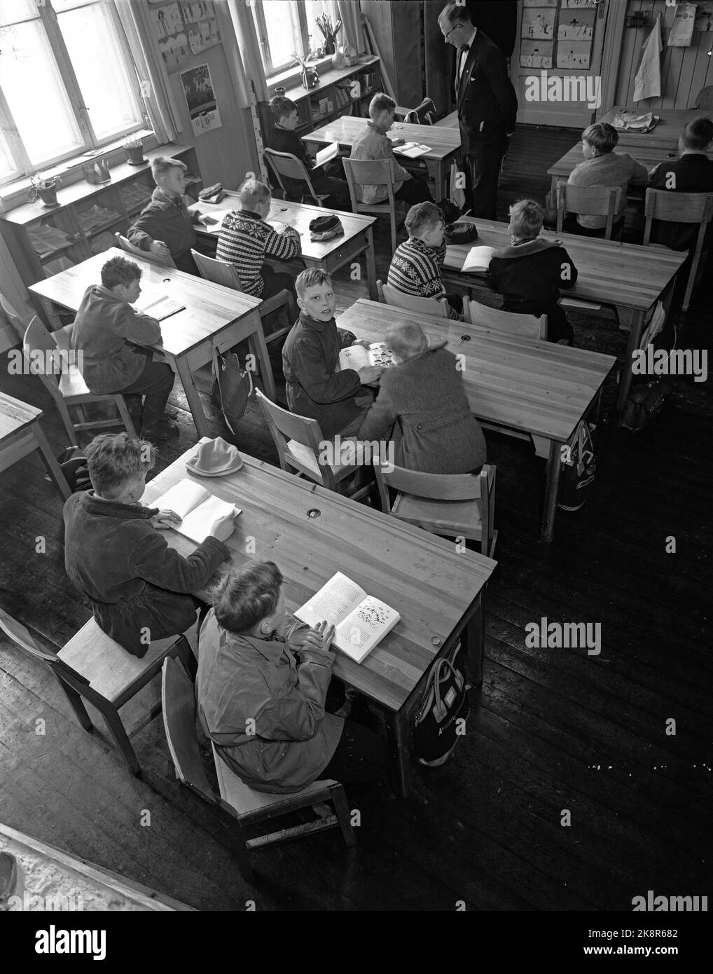 Oslo 19560317 Lecturer at school and more leisure time. Boys from Lilleborg school in Oslo do homework in the classroom. Teacher Karl Hovden in the middle. Photo: Current / NTB Stock Photo