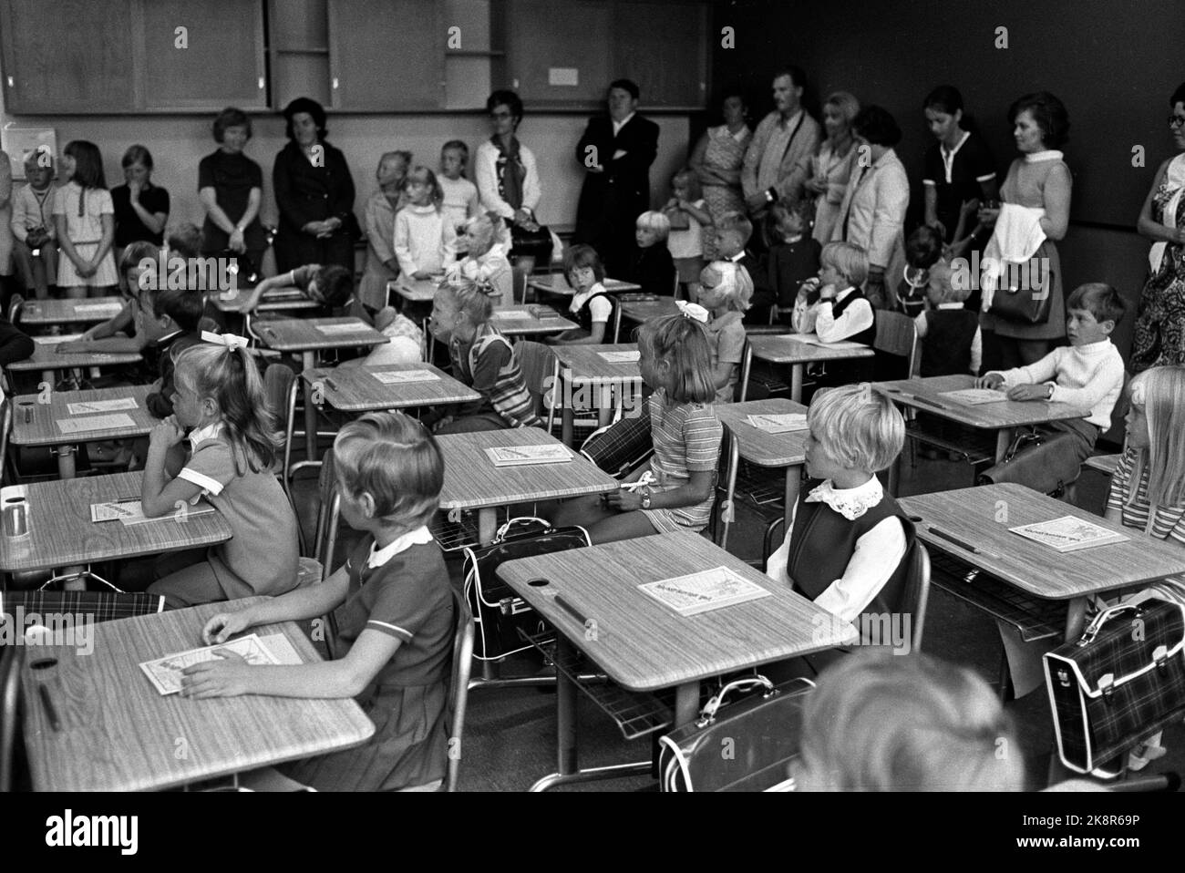 Oslo 19710818 first school day, an exciting day here class 1A at Ammerud school. Irene Thorberg in striped dress in the middle of the picture. Many mothers and a few fathers who have followed the children to the school are in the background. Photo: Erik Thorberg NTB / NTB  (Irene is the photographer's daughter) Stock Photo