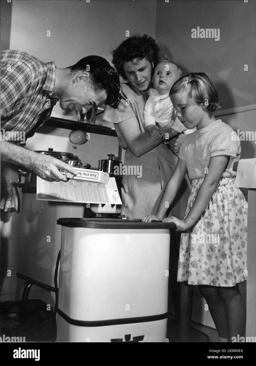 Oslo; 1951. The housewife's dream - an evaluated washing machine! The Gulbrandsen family in Drammen receives its first washing machine to revolutionize the housework. Photo: Sverre A. Børretzen / Current / NTB Stock Photo