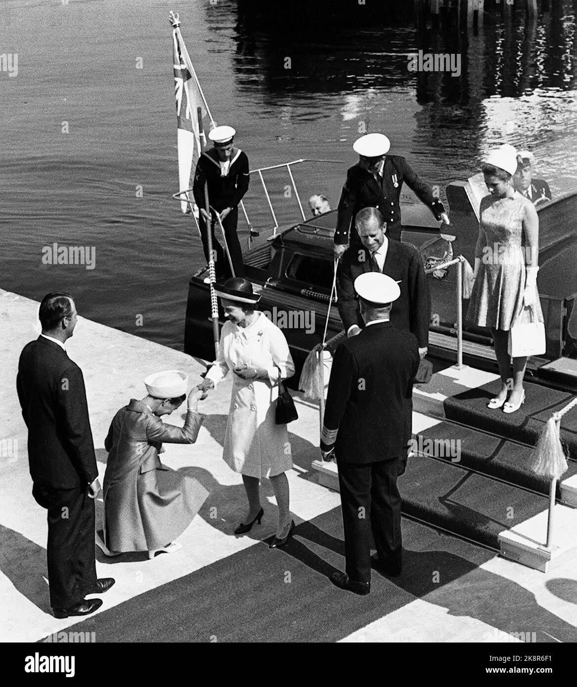 Trondheim 19690810. Queen Elizabeth on a state visit with the family in Norway. Here on the arrival of Trondheim where the Norwegian royal family welcomed them. Crown Princess Sonja does not have deep when greeting Queen Elizabeth. Eg. Crown Prince Harald, Crown Princess Sonja, Queen Elizabeth, King Olav, Prince Philip and Princess Anne. Runs. Ntb archive / ntb Stock Photo