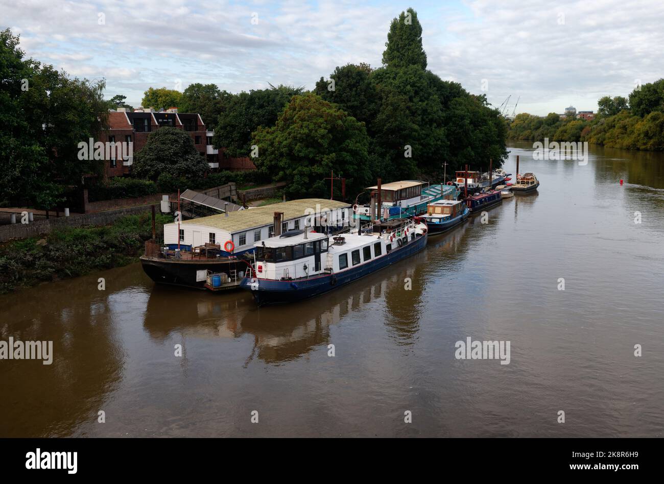 Houseboats moored o nthe River Thames by Kew Bridge, London, England Stock Photo
