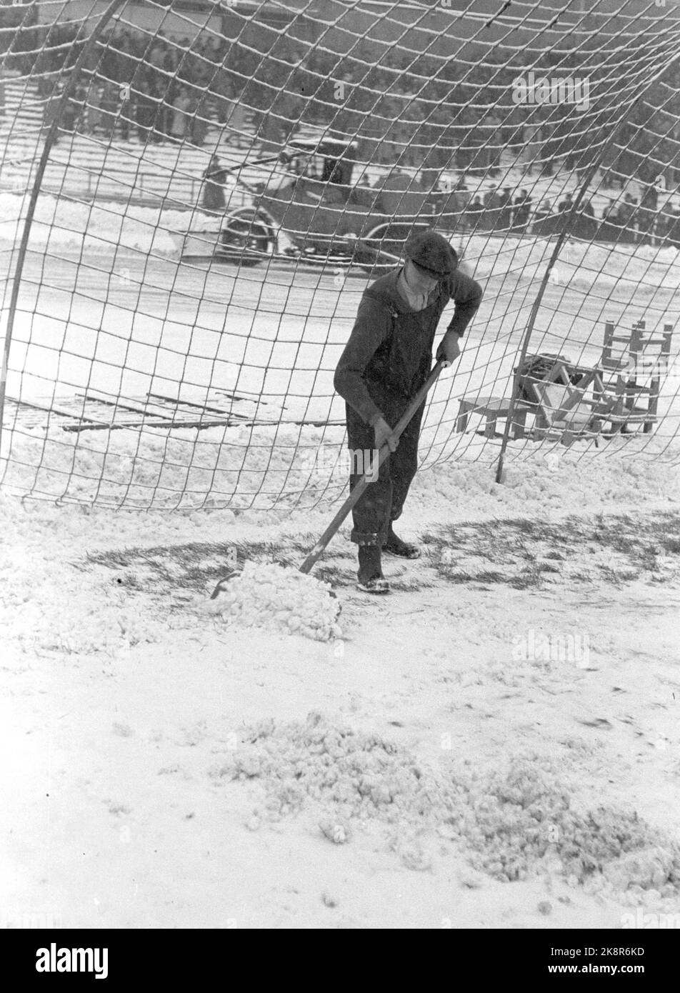 Oslo 19471109 Dynamo - Skeid on winter driving Football match between Dynamo - Skeid 7-0, at Bislett. Snow on the track must be gulled away. Here, the field is ready to make the field ready, gulls in the football goal. Photo; Current / NTB  NB: Photo Not image treated. Stock Photo
