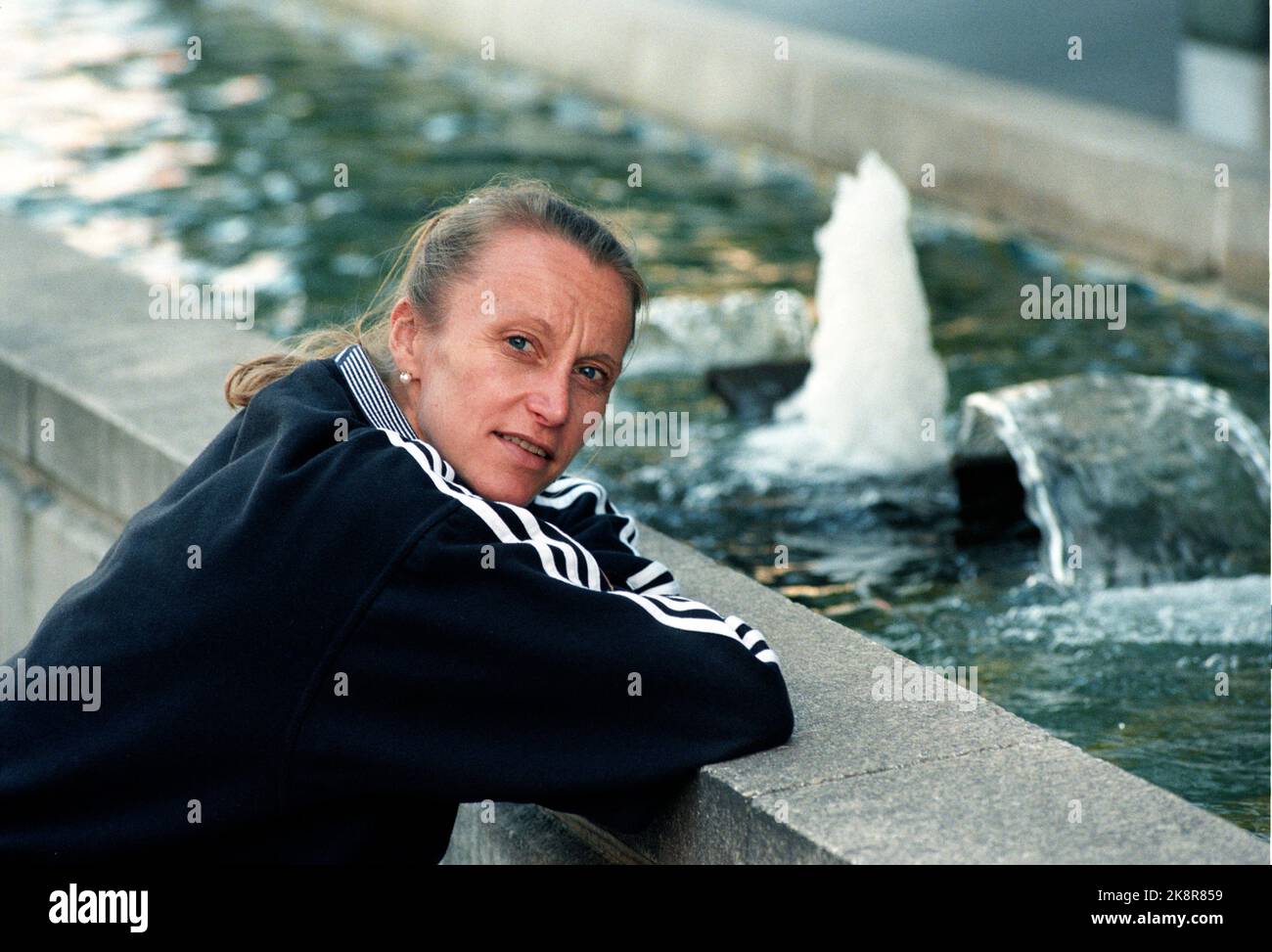 Oslo 19980611 Grete Waitz in training overall at a fountain. Photo: Heiko Junge / NTB / NTB Stock Photo