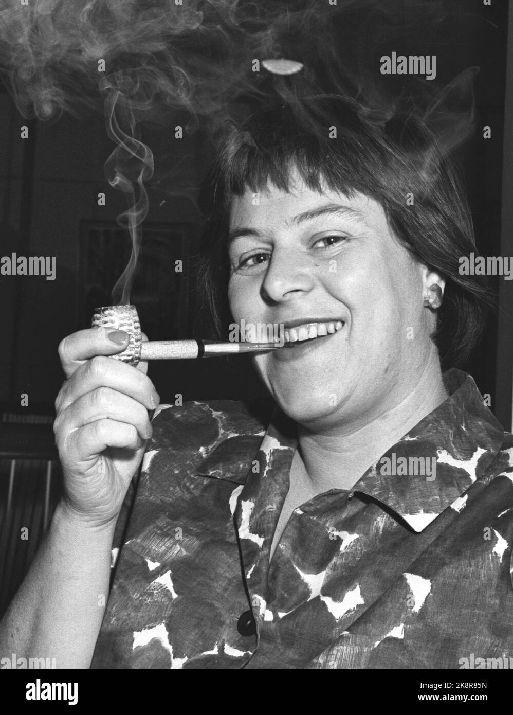 Oslo 19621117. Famous women test pipes specially made for women. This year, a Norwegian pipe factory will put up the sale of beeps to women. Here we see journalist Reidun Kvaale who test -smoker pipe, daily she smokes cigarettes. She would like to give the pipe a chance. Photo: Ivar Storløkken Current / NTB Stock Photo