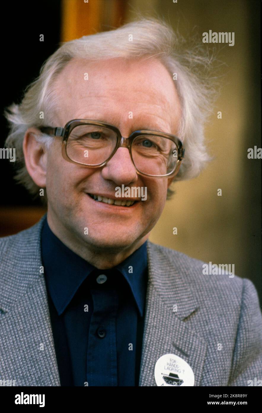 Oslo 19801022 Peace researcher, Professor Johan Galtung, portrait. (He's wearing a jacket brand with the text 'Pre -Store - No Thanks!') NTB archive photo Henrik Laurvik / NTB Stock Photo