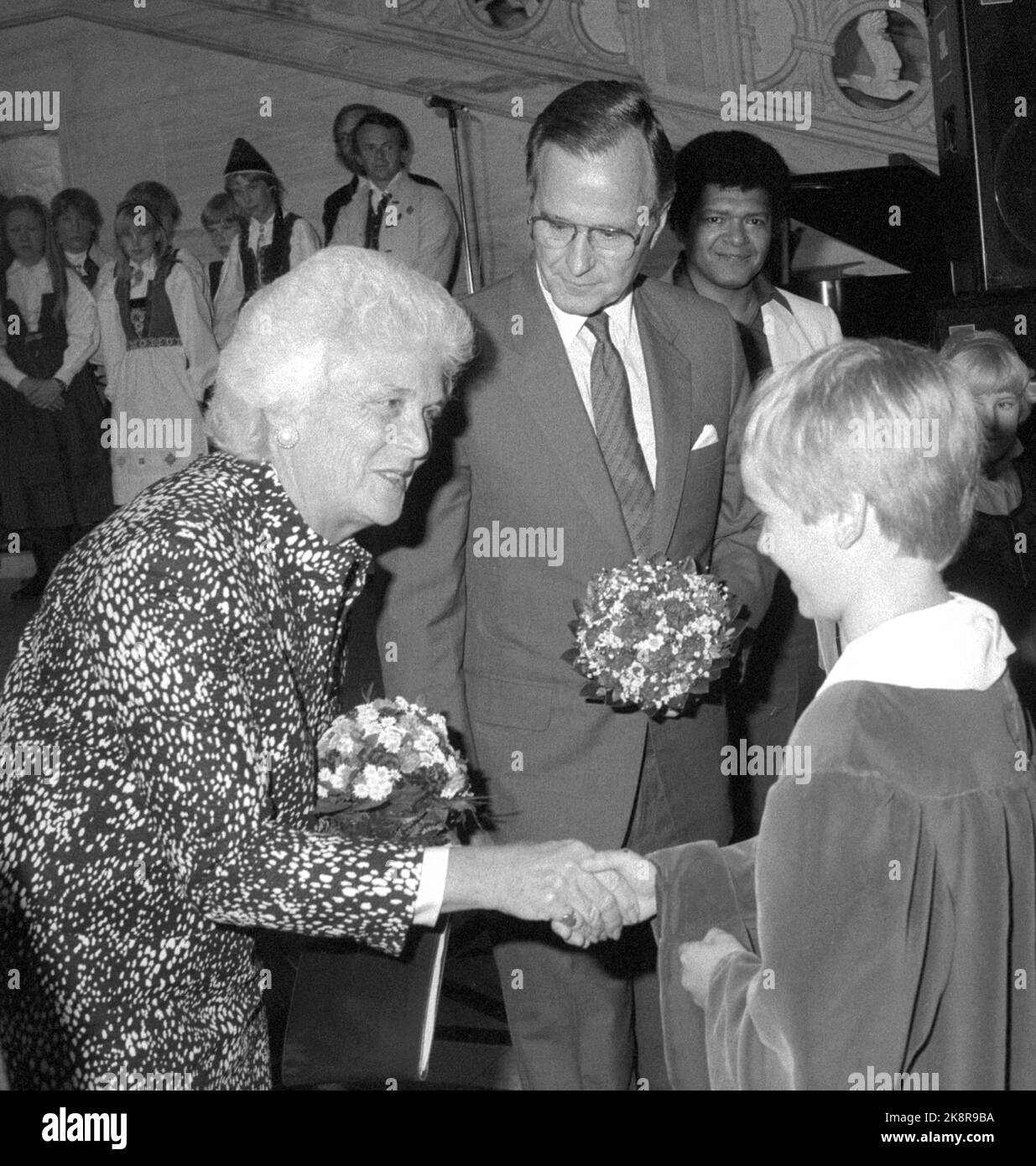 Oslo 19830629. USA Vice President George Bush on an official visit to Norway. Cultural event in Oslo City Hall. Mrs. Barbara Bush receives flowers from a child. Singer Bobby Lee to the right. Photo: Erik Thorberg / NTB Stock Photo