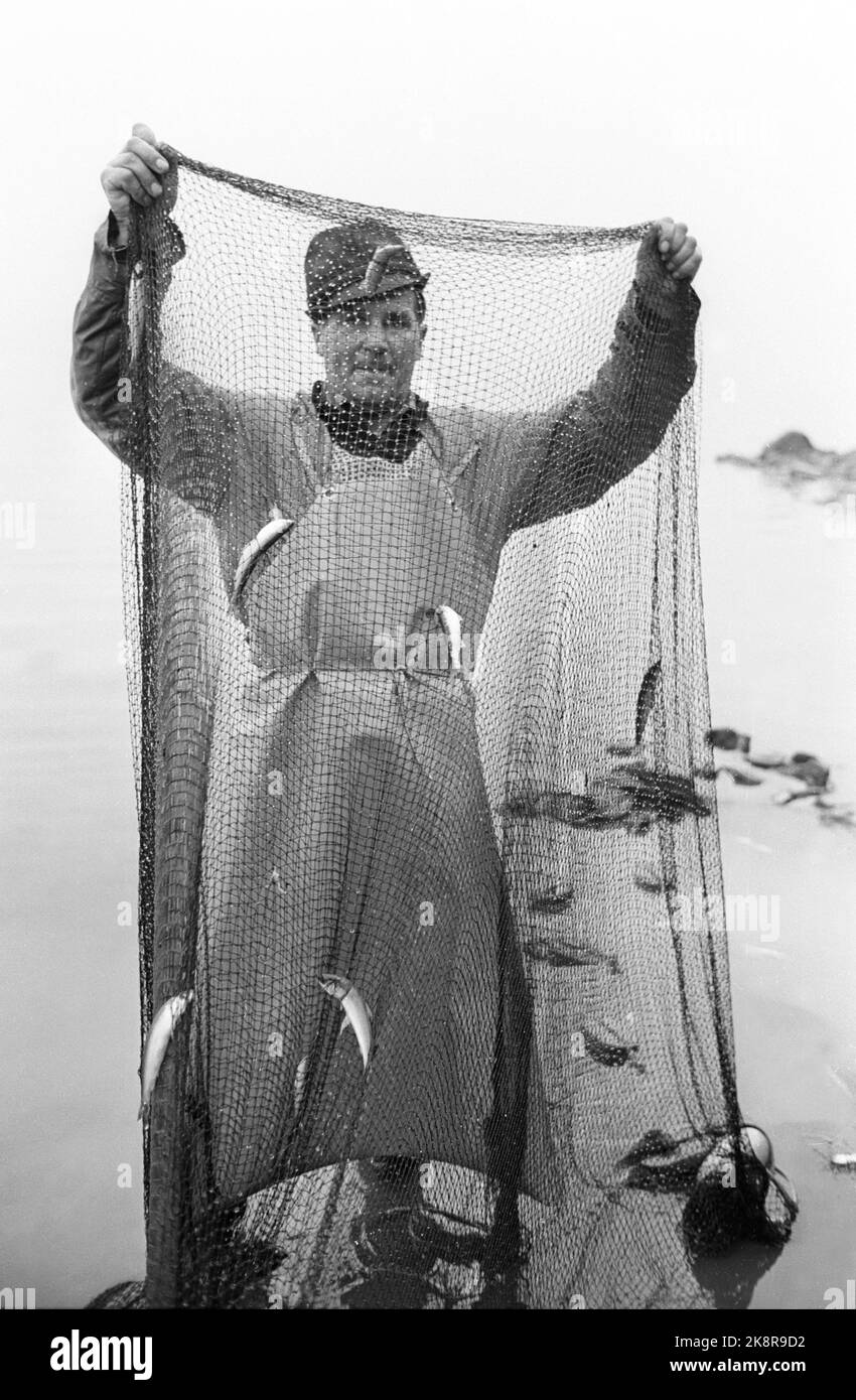 Mjøsa 19641003. The farmer from Hedmark has a fisherman at Mjøsa