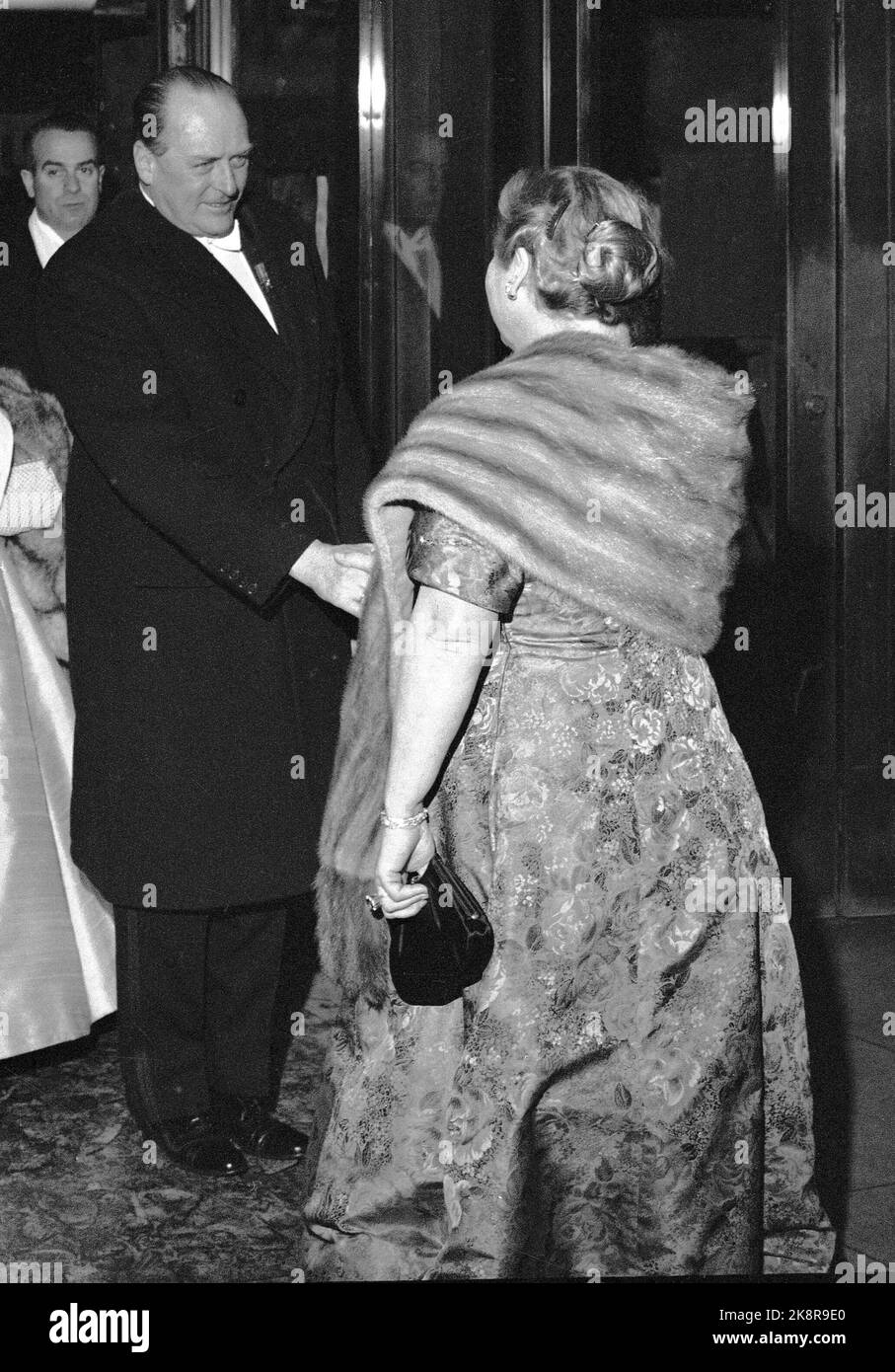 Oslo 19590216: The opening of the Norwegian Opera. King Olav is welcomed to the opening of operations manager Kirsten Flagstad. Photo: Børretzen / Current / NTB Stock Photo