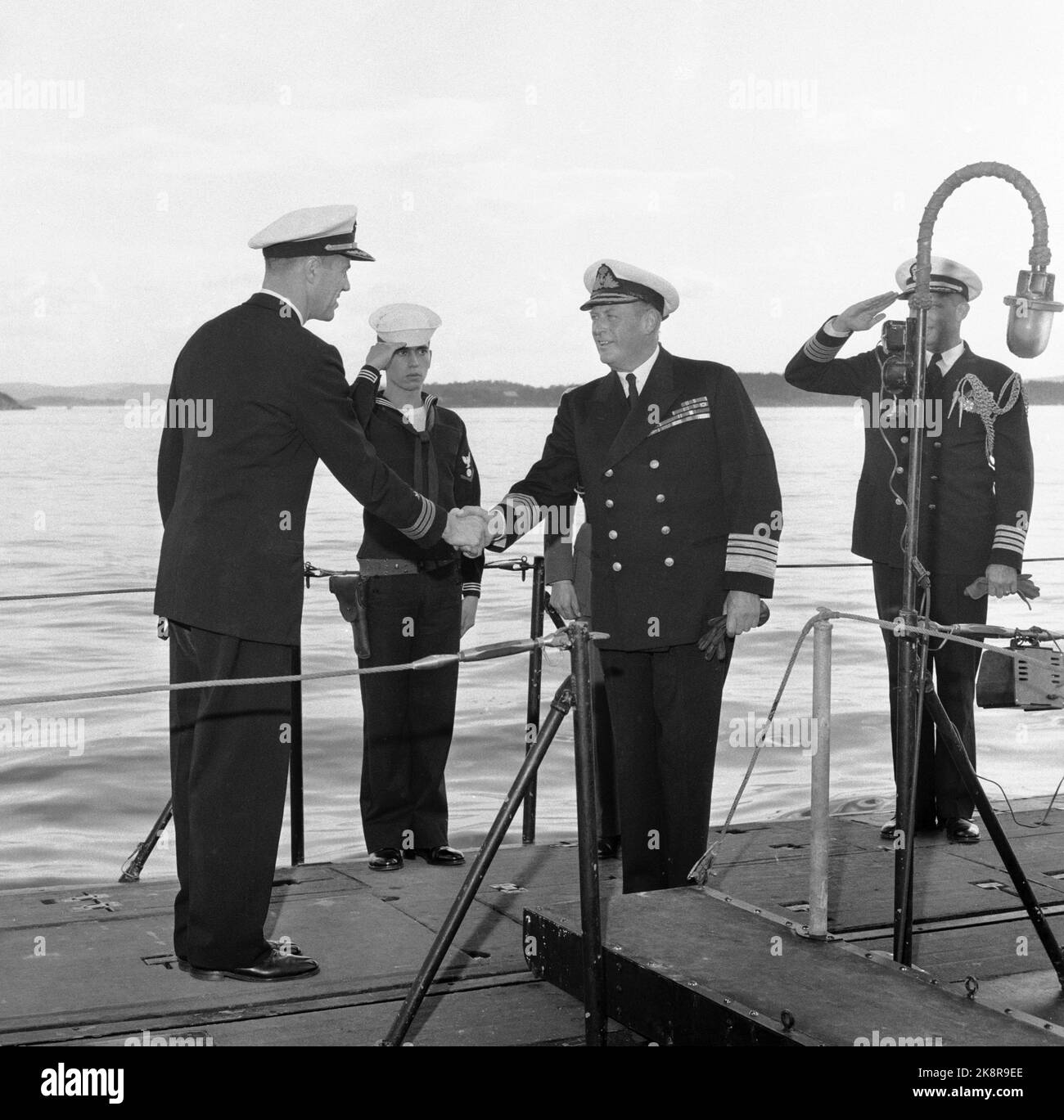 Bergen/Oslo 19580824 King Olav boards the 'skate' nuclear submarine and welcomed by the commander of the ship, Commander Calvert, a submarine veteran of 38 years. Photo: Sverre A. Børretzen / Current / NTB Stock Photo