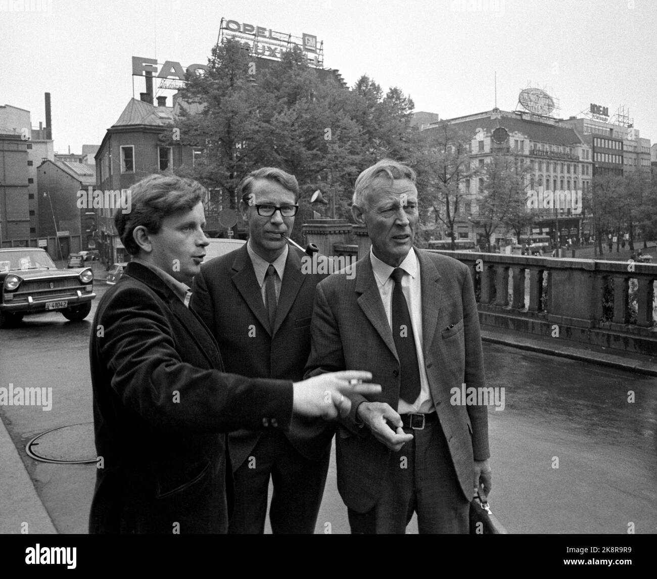 Oslo 197210. Hans Hammond Rossbach, Left (in the middle) and Jens Haugland, the Labor Party, in front of the Storting. Government negotiations are underway after Lars Korvald has been commissioned to form a new government, a coalition government between the Christian People's Party, the Center Party and the Left. Photo Sverre A. Børretzen / Current / NTB Stock Photo