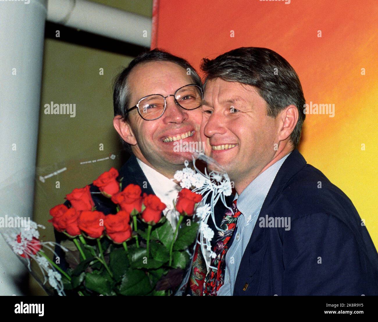 Oslo 19921108: Large moment for the new AP leader Thorbjørn Jagland (t.h.) who here gets a hug from Martin Kolberg. Red roses. Bouquet. Photo: Terje Bendiksby / NTB Stock Photo