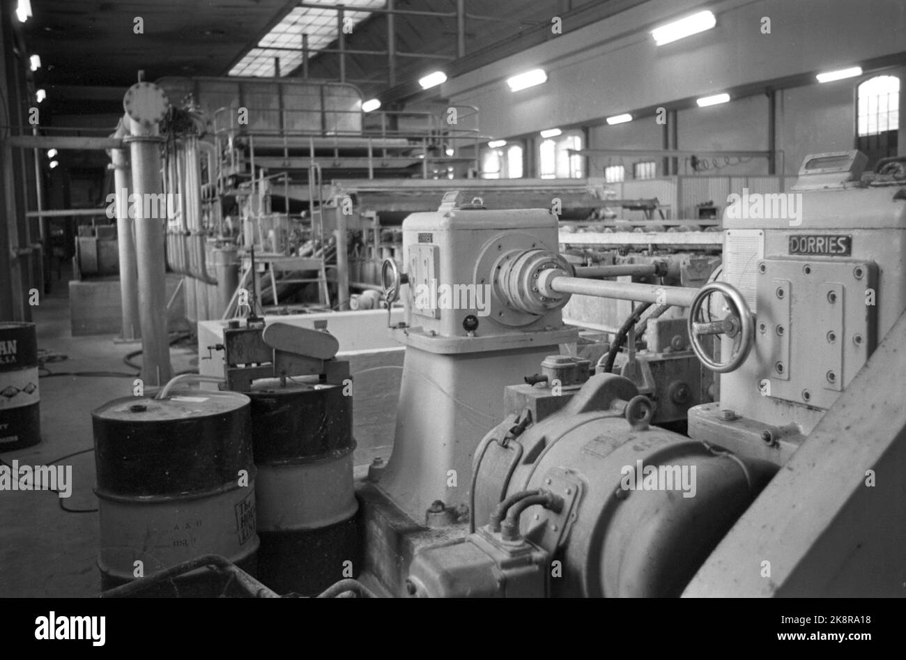 Vestfossen 19701212 The wheels are on Vestfossen. The layoffs at Vestfos Cellulose Factory came as a shock to the employees, as did the bankruptcy. Poor treatment of the employees. Environmental images from the last working days before the company closed its doors. The machines are standing. Photo; Sverre A. Børretzen / Current / NTB Stock Photo