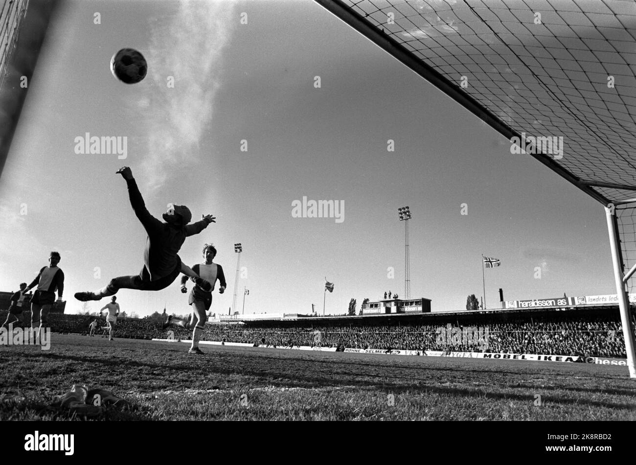 Oslo 19701025. Soccer. Cup final Strømsgodset - Lyn 4-2, Ullevaal Stadium. Here the third and decisive goal that secured the Strømsgodset victory. It is Ingar Pettersen who scores. Picture 1 of 2. Keeper in the backlight, throws himself in vain. Photo: Aaserud / Børretzen / Current / NTB Stock Photo