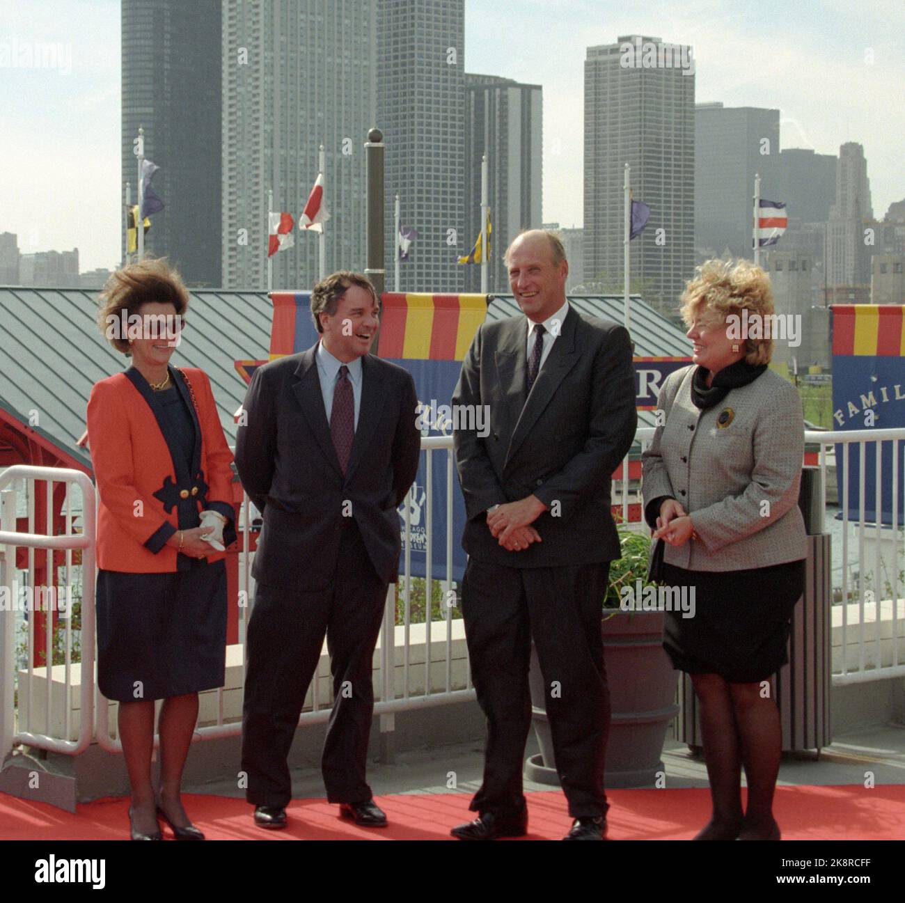 Chicago, USA 199510. The royal couple's journey in the United States. King Harald and Queen Sonja on an official visit to the United States. Image: Chicago. The royal couple meets by mayor Richard M. Daley and wife Margareth on Navy Pier, - photographed together. Chicago skyline in the background. Photo: Terje Bendiksby Stock Photo