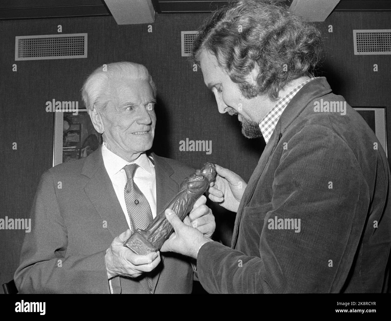 1975 director tancred ibsen receives hires stock photography and