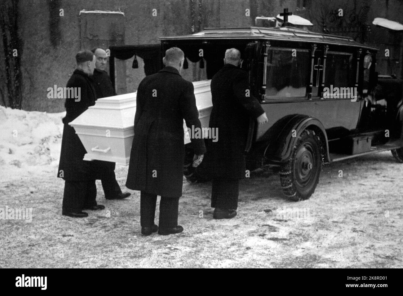 Oslo 19440131 Painter Edvard Munch is bored. The stretcher is brought