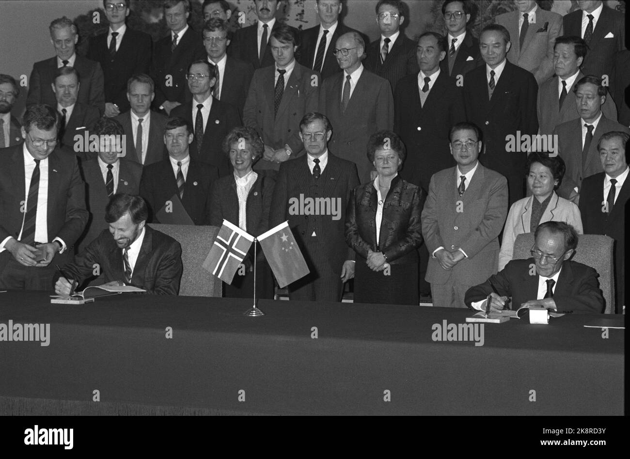 China January 20, 1988. Prime Minister Gro Harlem Brundtland overturns the signing of an agreement between Statoil and the Chinese state oil company. According to the agreement, Statoil will be able to test drill in the South China Sea. Here director Stig Bergset (TV) and CEO. In the Chinese CNOOC, Mr. Zhoug Yiming. Behind Prime Minister Gro Harlem Brundtland and Chinese Prime Minister Li Peng. Photo: Inge Gjellesvik / NTB / NTB Stock Photo