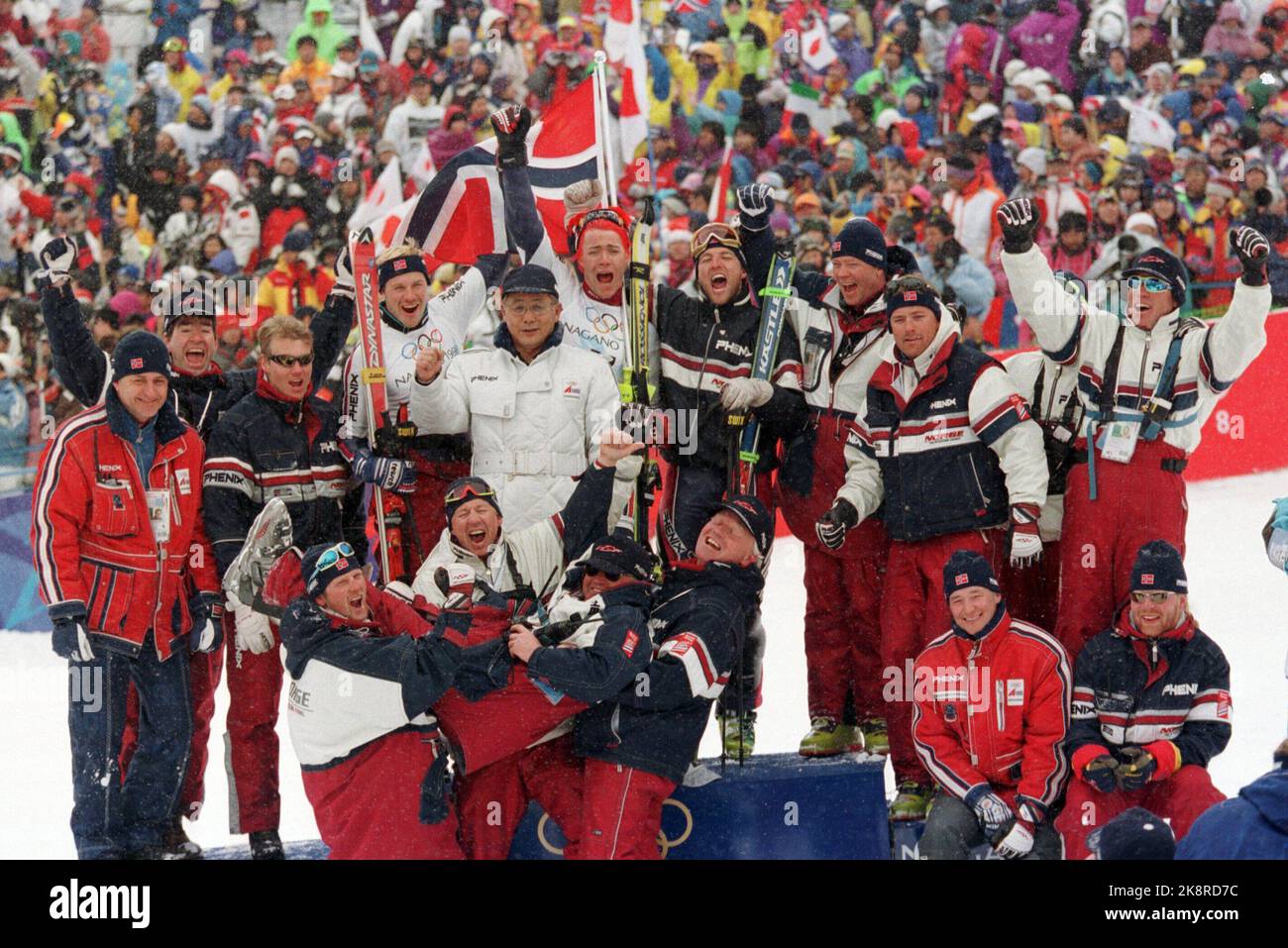 OL NAGANO 199802 The Norwegian alpine national team cheers together