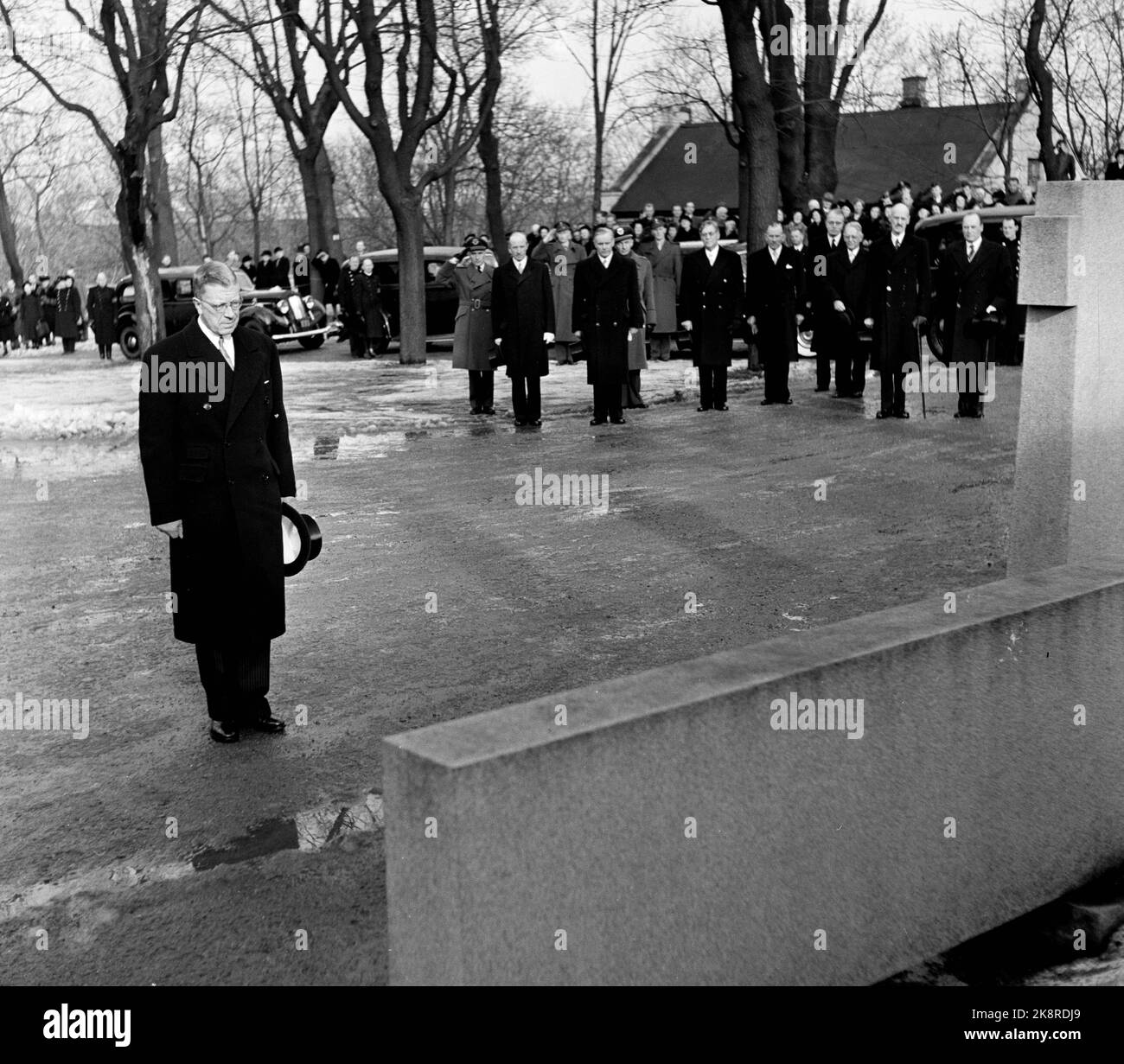Oslo 1952. King Gustaf Adolf and Queen Louise from Sweden are officially visited in Norway. Here we see King Gustaf Adolf put a wreath on the monument to fallen Norwegians at Akershus. Photo: Sverre A. Børretzen / Current / NTB Stock Photo