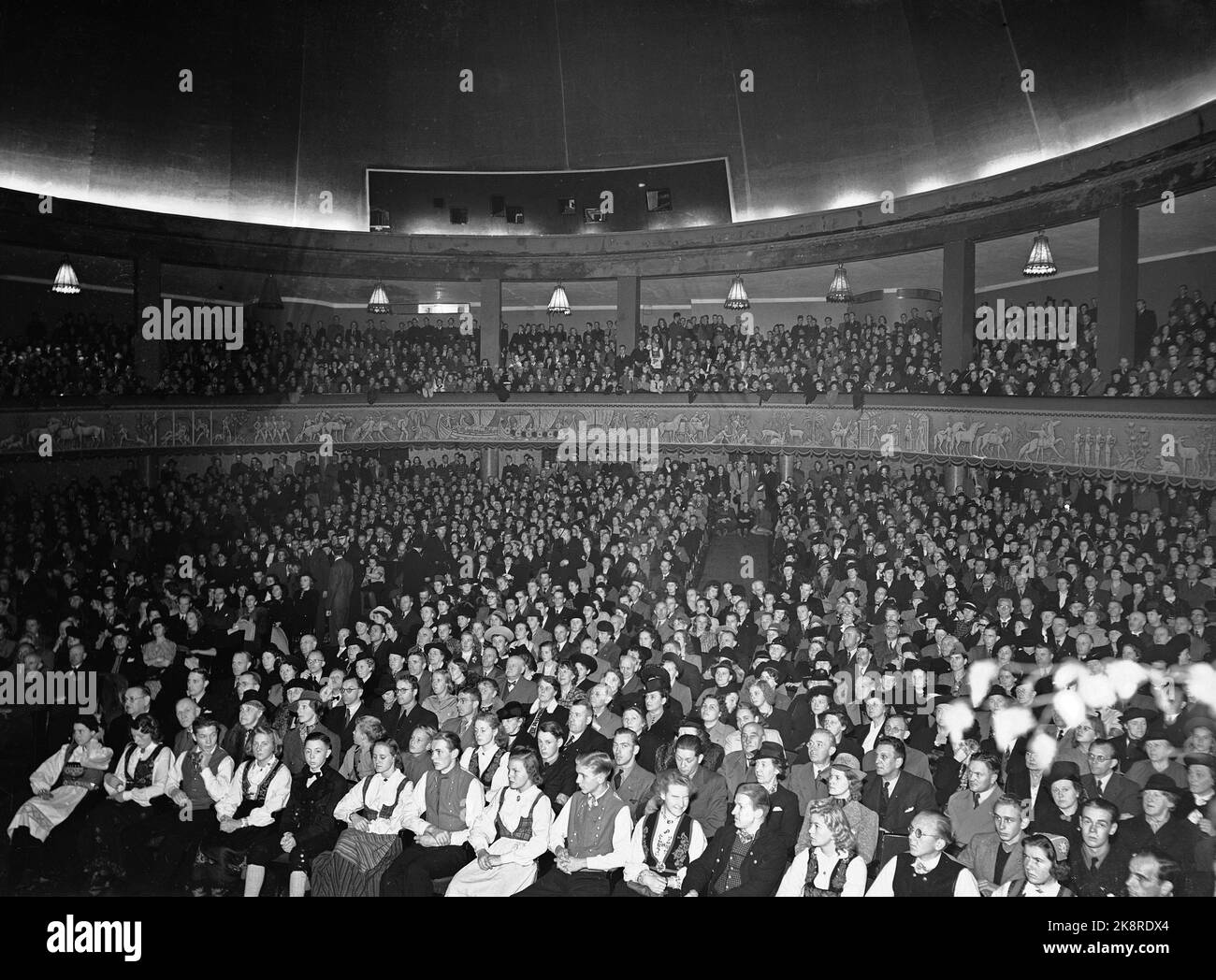 1941 complete hall in the colosseum cinema photo hi-res stock ...