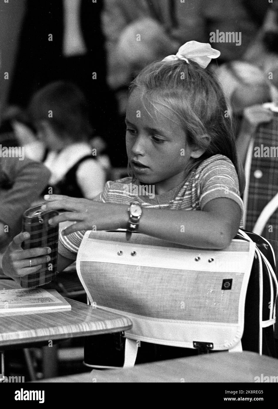 Oslo 19710818 first day of school, an exciting day for little girls. This is class 1A at Ammerud school. Here, Irene Thorberg opens the pen for the first time. Photo: Erik Thorberg NTB / NTB  (Irene is the photographer's daughter) Stock Photo