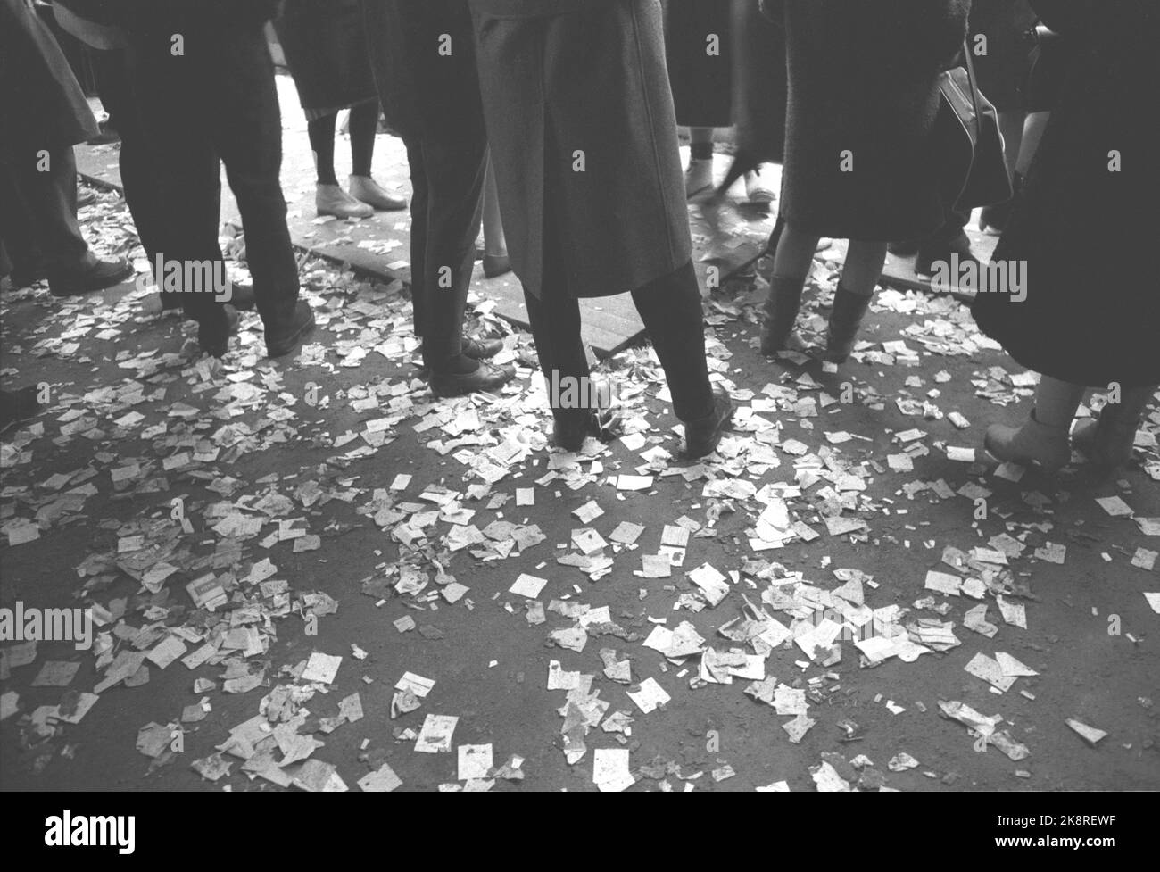 Oslo 19620331. Safe Spring Tivoli has come to town and Youngstorget. Many people buy lots to try their luck, but not everyone was equally lucky. Used lots are strewn on the ground. Photo: Bob Robinson Current / NTB Stock Photo