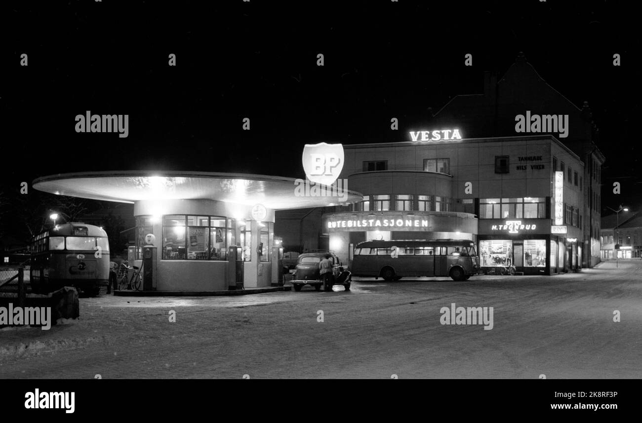 Hønefoss 19560215 Hønefoss bus station with BP gas station in typical architecture. BP sign. Buses parked at the gas station. Advertising for Vesta in the background. Night picture. Photo: NTB / NTB Stock Photo