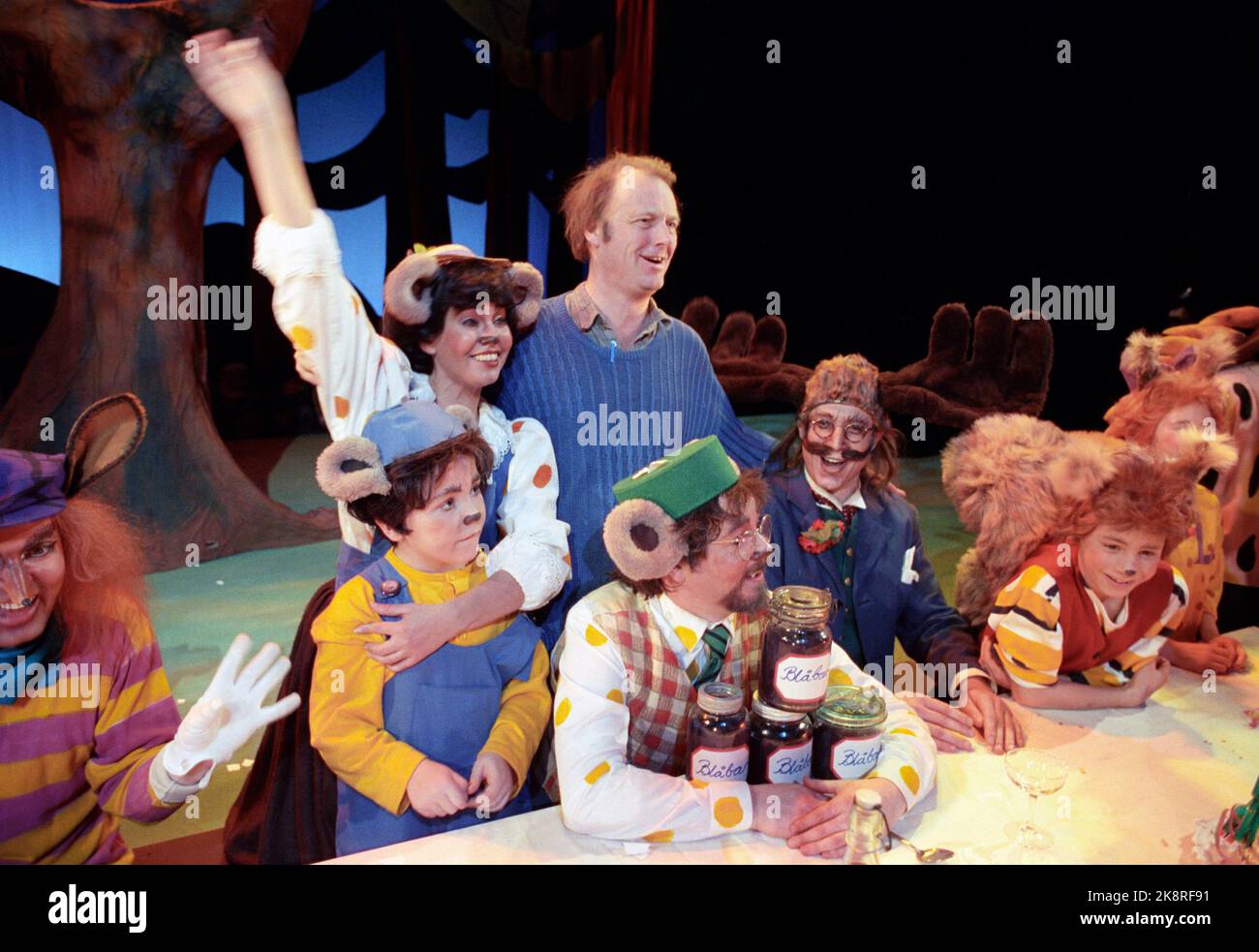 Oslo February 12, 1992. 'The animals in Hakkebakkeskogen' are played at the National Theater. Theater Manager Stein Winge is responsible for the director and scenography of the play. Here he is with some of the actors. Photo; Terje Bendiksby / NTB / NTB Stock Photo