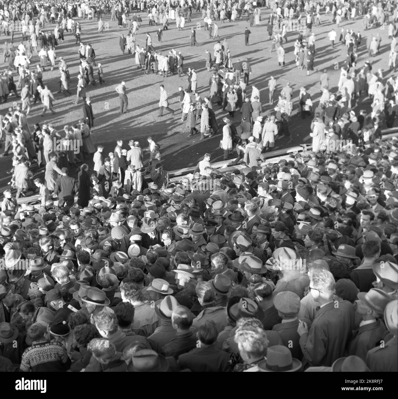 Oslo, 19561021. The cup final at Ullevaal Stadium. Larvik Turn - Skeid 1-2. Spectators in the stands and on the field after the match. Photo: Current / NTB Stock Photo