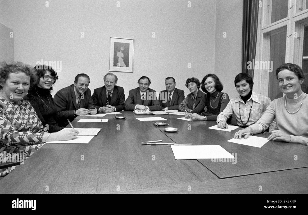 Oslo 19760120 Nytt grunnskoleråd er valgt for perioden 1976-79.  Fra v. Anne Helle Nielsen, Kristiansand, Vigdis Eriksen, Myken, Per Kiil Drammen, Vidar Guldal, Torleiv Vaksvik, Vågsbygd, (forøvrig formann), Orvar Thorsrud, Ottestad, Aagot Flaattedal, Drammen, Liv Skreden, Rådal, Hanne Marit Jahr, Asker og Inger Berg, Oslo.  Foto: Henrik Lauvik / NTB Stock Photo