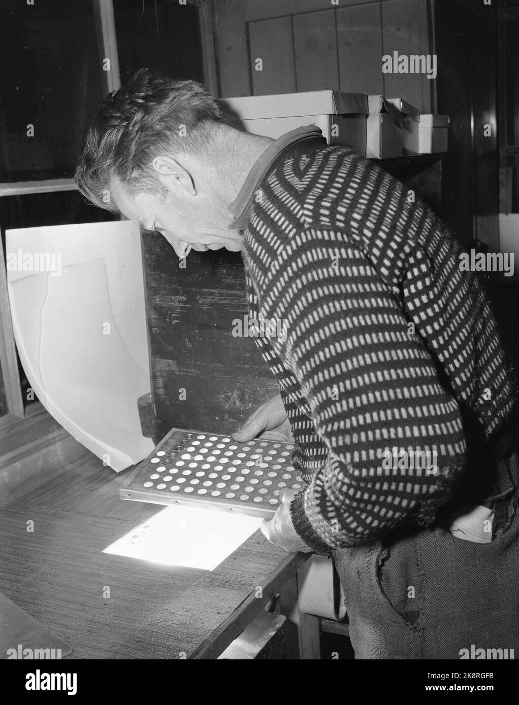 Notodden 19490312 Kunstsilkefabrikken AS Art silk production. -Ods are equipped with microscopic holes, which have a diameter of 0.05-0.1 mm. Through these holes the viscose is sprayed into the spinning bath. The nozzles are made of carbide. Photo; Sverre A. Børretzen / Current / NTB Stock Photo