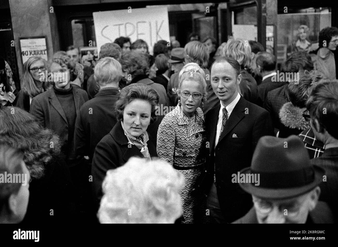 Oslo 19711005 The technical staff at the theaters in Oslo and Bergen went to a one-day strike in protest against a letter that theater manager Maurstad had sent to the club chairman of the technical staff. Maurstad believed that the chairman's work for the club went beyond his real work at the theater. Here, the audience who came to closed doors at the theater in Oslo disappointed. Poster with the word 'strike' in the background. Photo: NTB / NTB Stock Photo