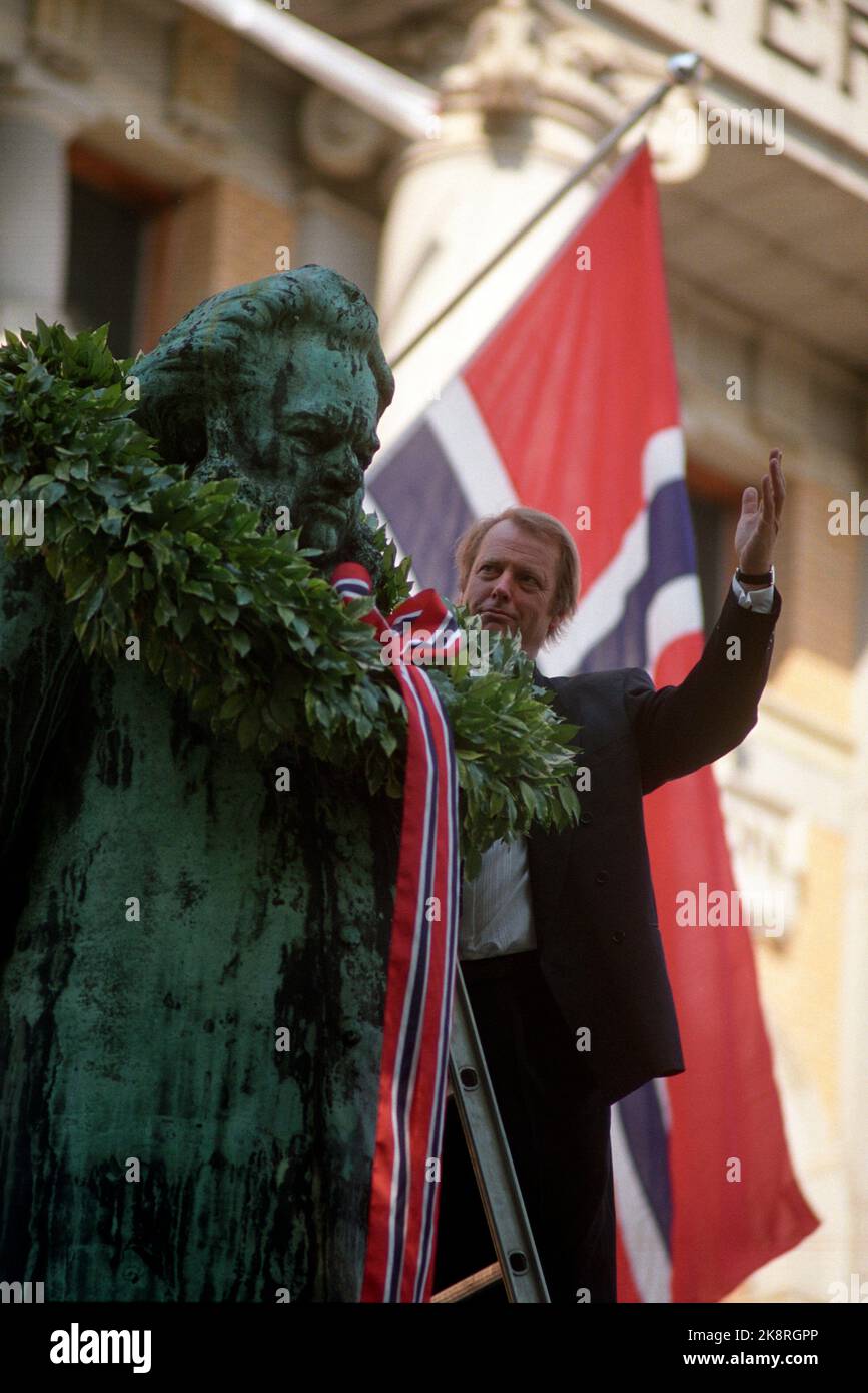 Oslo 19900829. Theater Manager Stein Winge Brranner Ibsen statue outside the National Theater as the first paragraph of the opening of the first Ibsen festival. NTB Stock Photo Bjørn-Owe Holmberg / NTB Stock Photo