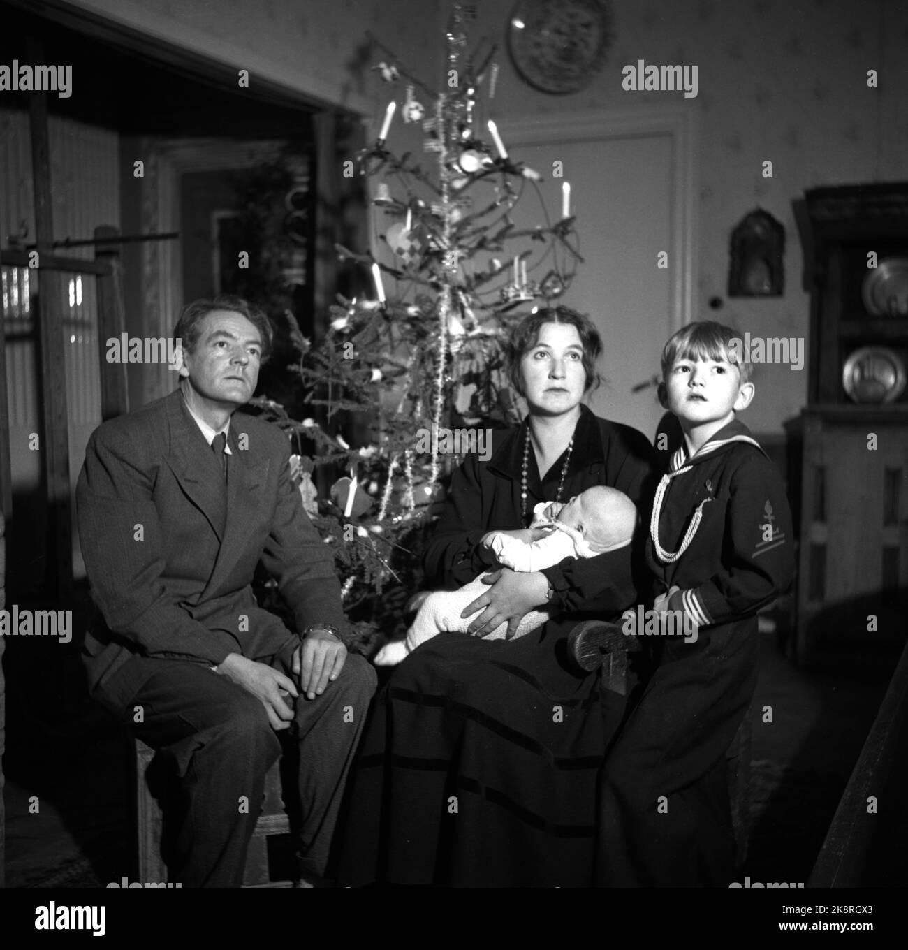 Oslo 19490106 painter Kai Fjell with family celebrates Christmas. The family gathered in the living room with Christmas trees in the background. Photo: NTB / NTB Stock Photo