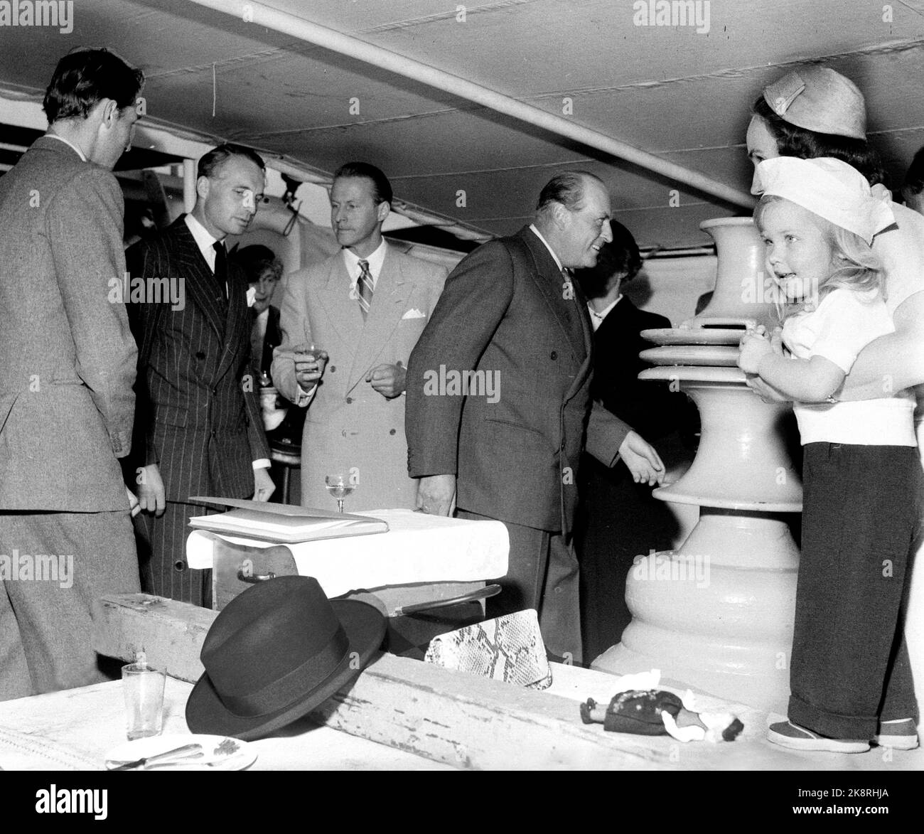 Oslo 19550914. Crown Prince Olav and Prince Harald greet the crew and