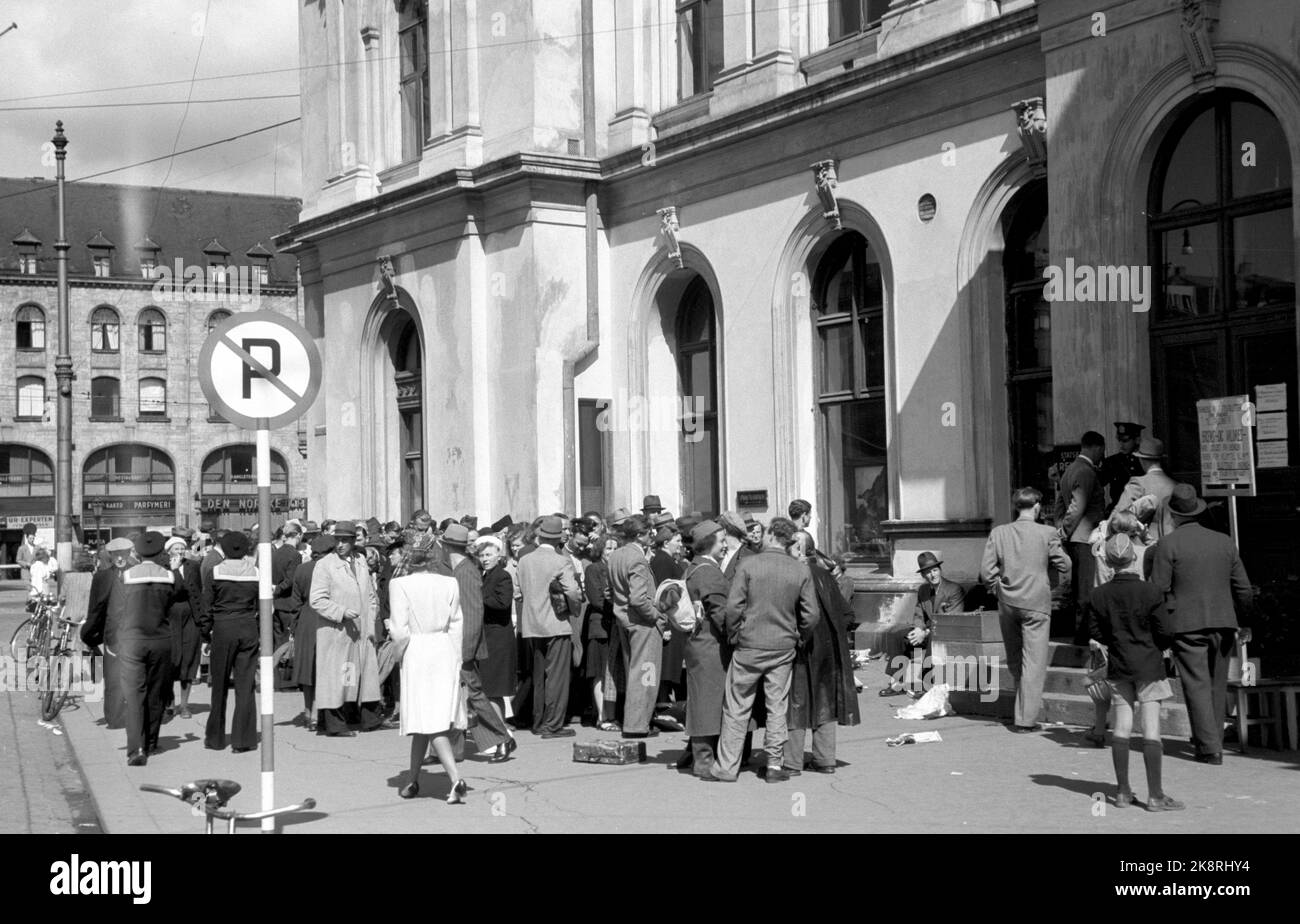 Oslo 19460713. The fight to come on vacation is hard. There are many who want to travel by train this summer. On the eastern track there are long queues, and many have been waiting all night to get a seat ticket. Parking prohibited sign. Photo: Thorbjørn Skotaam / Current / NTB Stock Photo