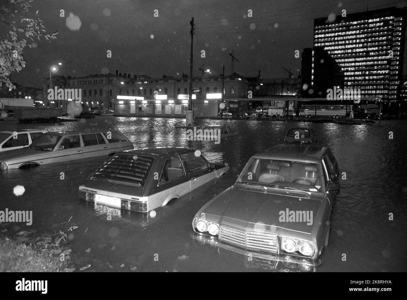 Oslo 1987-10-16: Storm in southern Norway. The worst storm in man's memory affects southern Norway. The storm creates more than 1.5m higher water levels in the harbor pool in Oslo and creates floods in parts of the center. In the Skiensfjord, timber comes to a value of NOK 8 million in operation. At the car port in Drammen, many new cars are so damaged that they do not become marketable. Picture: Parked cars in the new 'lake' which was previously a parking lot on the sea side of Oslo Central Station. Back to h. The postal germination. Photo: Eystein Hanssen Stock Photo