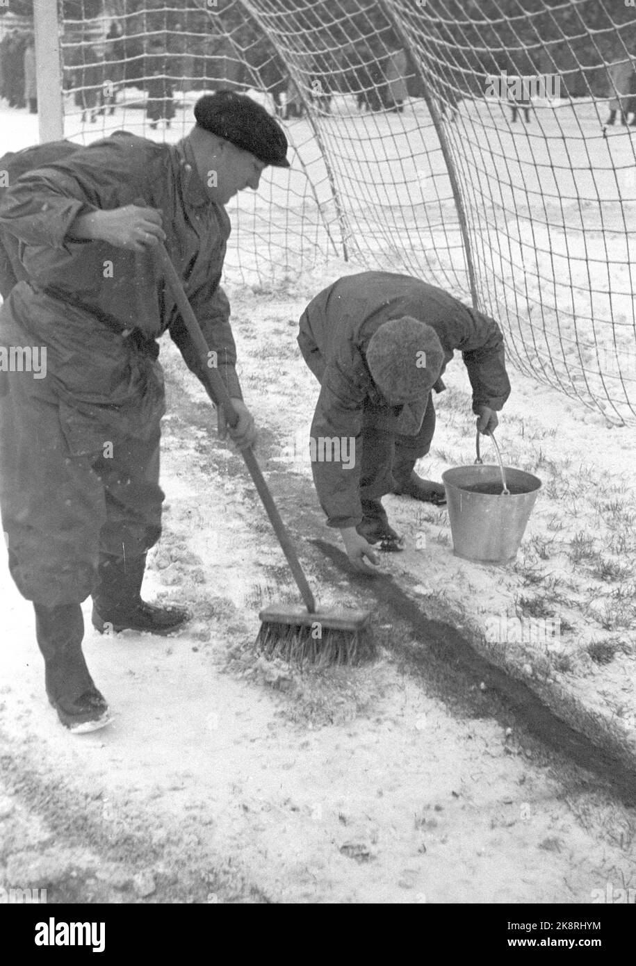 Oslo 19471109 Dynamo - Skeid on winter driving Football match between Dynamo - Skeid 7-0, at Bislett. Snow on the track must be gulled away. Here, pathmen are ready to make the track ready. They sprinkle red tennis court flour on the lines to label them. Photo; Current / NTB  NB: Photo Not image treated. Stock Photo