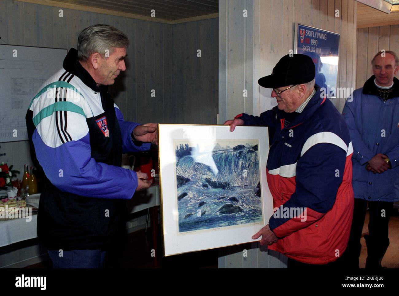 Vikersund 25 February 1990. World Cup in skiing, Vikersund King Olav is presented with the 'World Cup picture' by the chairman of the main committee, Egil Ranheim. Photo: Jørn H. Moen / NTB / NTB Stock Photo