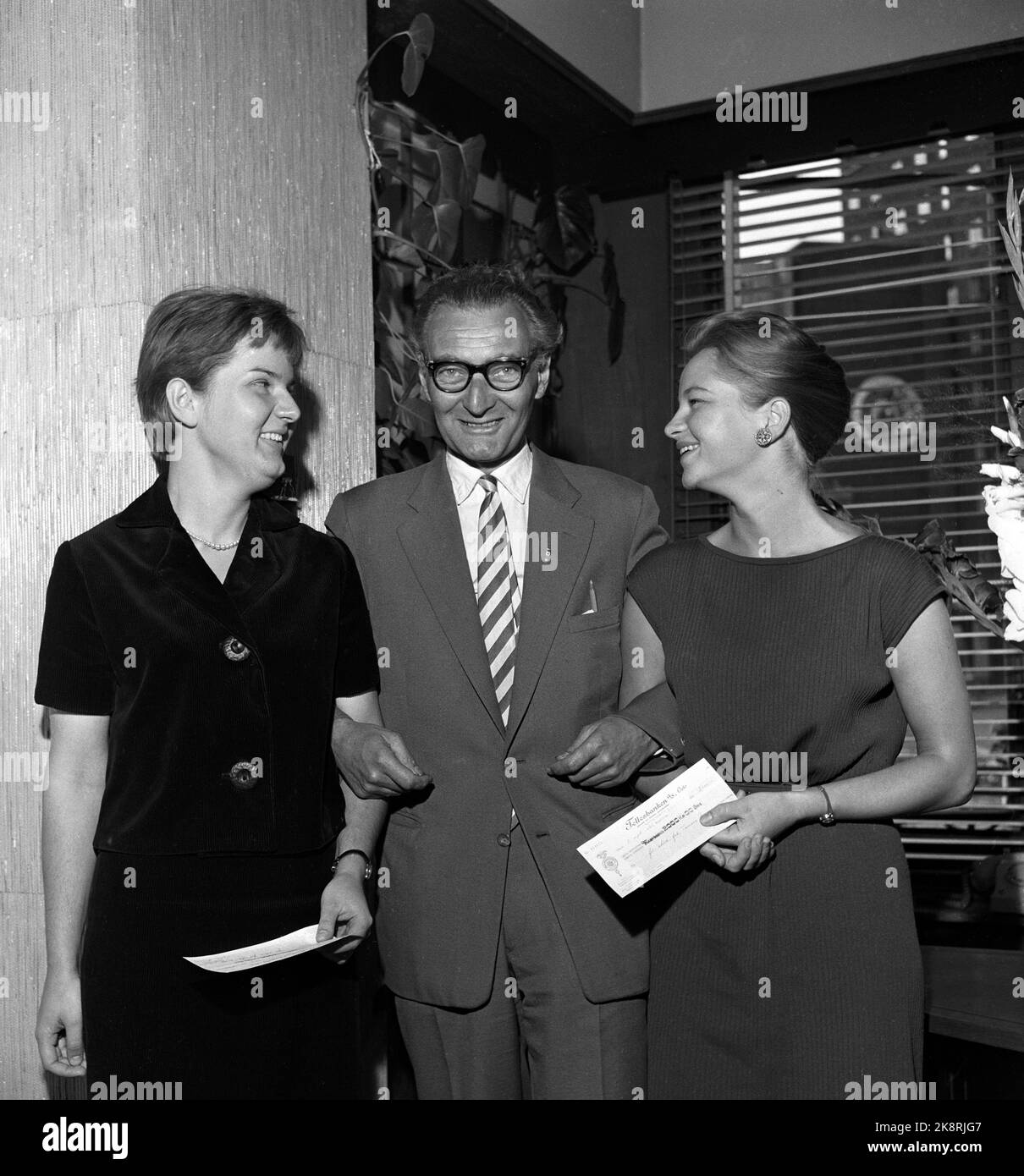 Oslo 19610904. The Narvesen Prize of NOK 5000 - distributed to Heli Muld (t.v.) kr. 3000. and Tamara Zarins (t.h.) kr. 2000.-. Terje Baalsrud (middle) was the award winner in 1959. He was awarded a report on weapons to Cuba. Photo: NTB Stock Photo