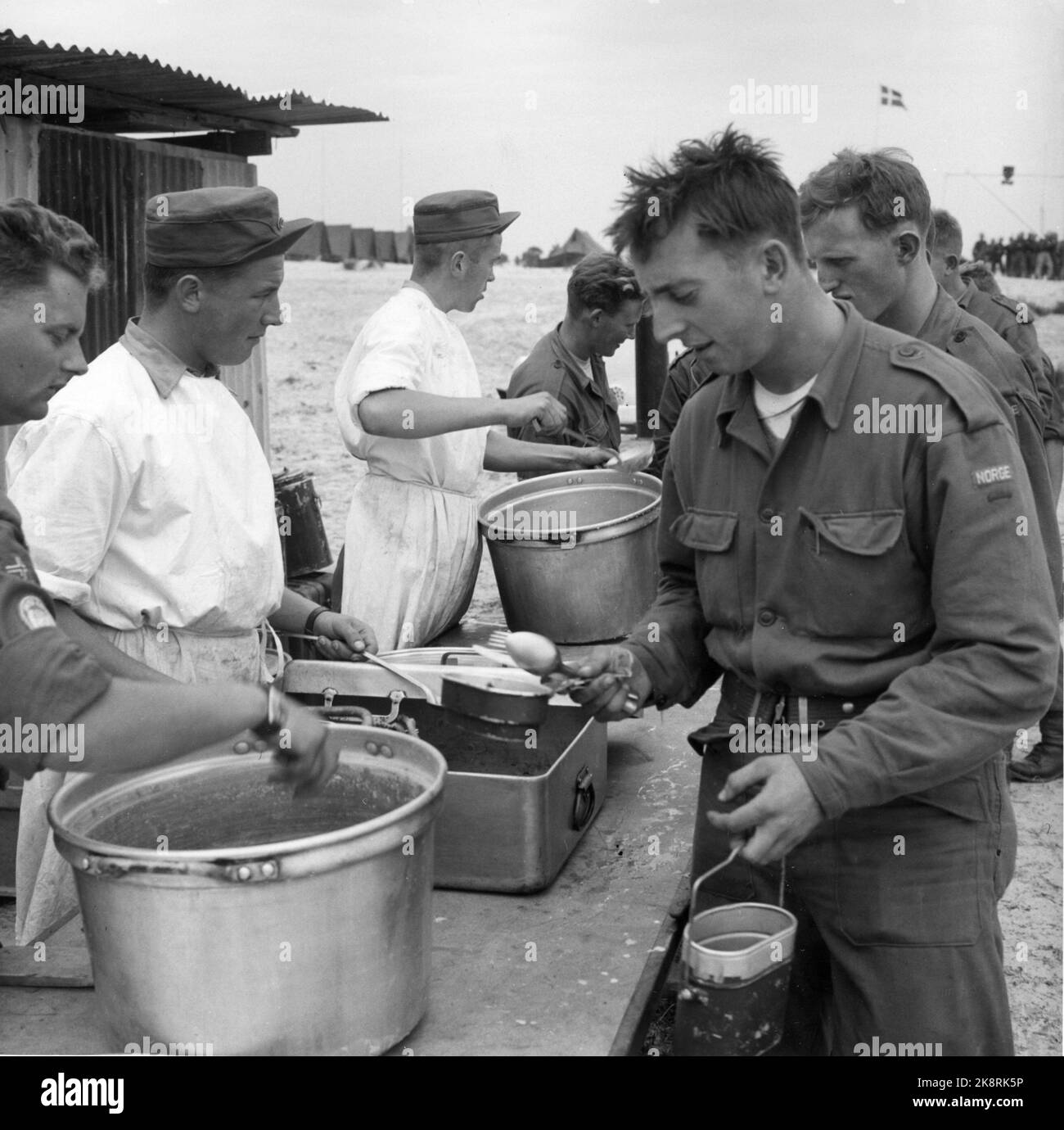 Gaza, 1957: The UN troops in the Sinai desert moved into the Gaza area after Israel evacuated this disputed country strip. The UN took on an important peace task and a great responsibility. This picture was taken in the Norwegian camp El Arish. Food service. Photo: Sverre A. Børretzen / Current / NTB Stock Photo