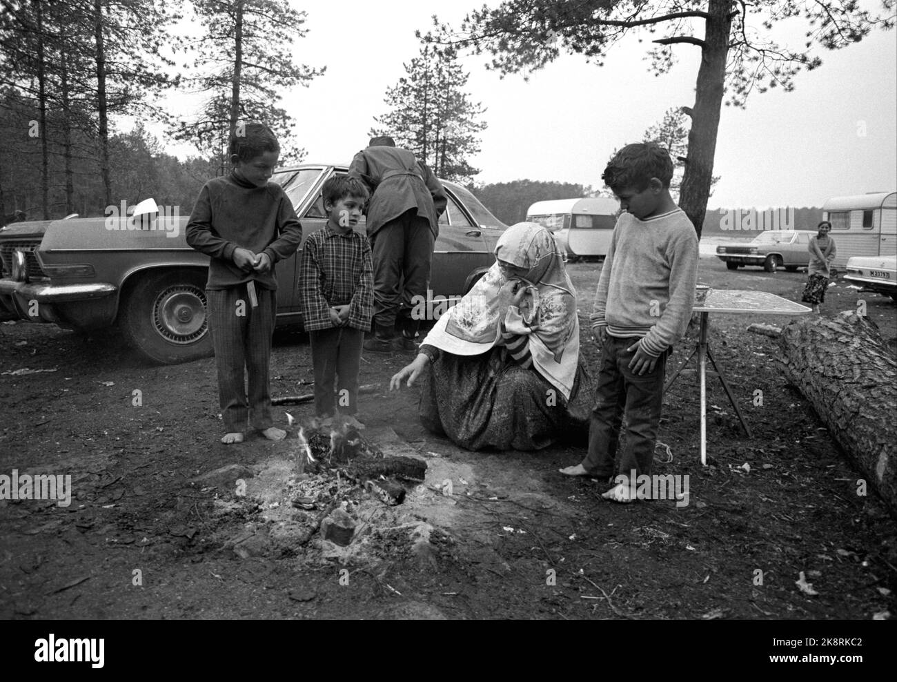 Innhavet, Hamarøy 197206. An old Gypsy woman has made a fire in the rain in the camp in the Innhavet, along with children. The Gypsy Company of 65 Stateless Gypsies, who came to Norway from Finland without an entry permit, was expelled and transported out of the country with police cards. Photo Åge Storløkken / Current / NTB Stock Photo
