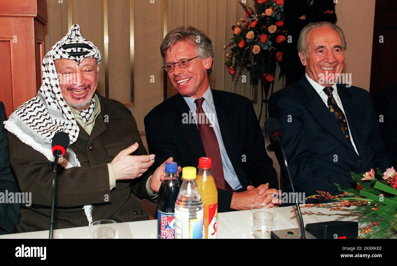 Oslo 19980824. Yasser Arafat in a very good mood in Oslo on Monday, along with equally smiling Foreign Minister Knut Vollebæk and Israel's former State and Foreign Minister Shimon Peres. Photo: Lise Åserud, NTB Plus / NTB Stock Photo