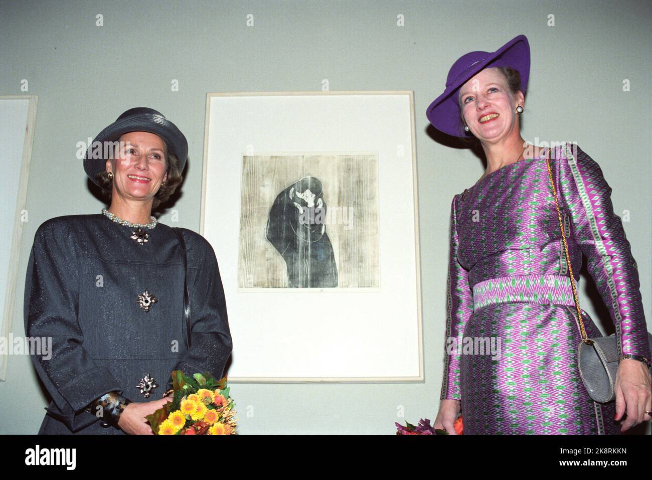 Copenhagen 19911029 The Norwegian royal couple visits Denmark. Queen Sonja and Queen Margrethe visit the State Museum of Art. Queen Sonja opens the Munch exhibition. Here they stand in front of a picture of Edvard Munch. Photo: Bjørn Sigurdsøn / NTB Stock Photo