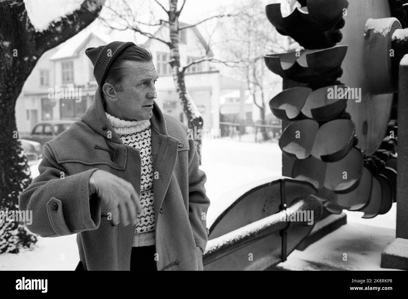 Rjukan January 1965 Film recording of 'Heroes from Telemark' at Rjukan. About the heavy water saboteurs from Kompani Linge. Sabotage towards Vemork power station. The British company Benton Film poses with a staff of 120. Hot number one is American actor Kirk Douglas. Here he stands in the middle of Rjukan. Photo: Sverre A. Børretzen / Current / NTB Stock Photo